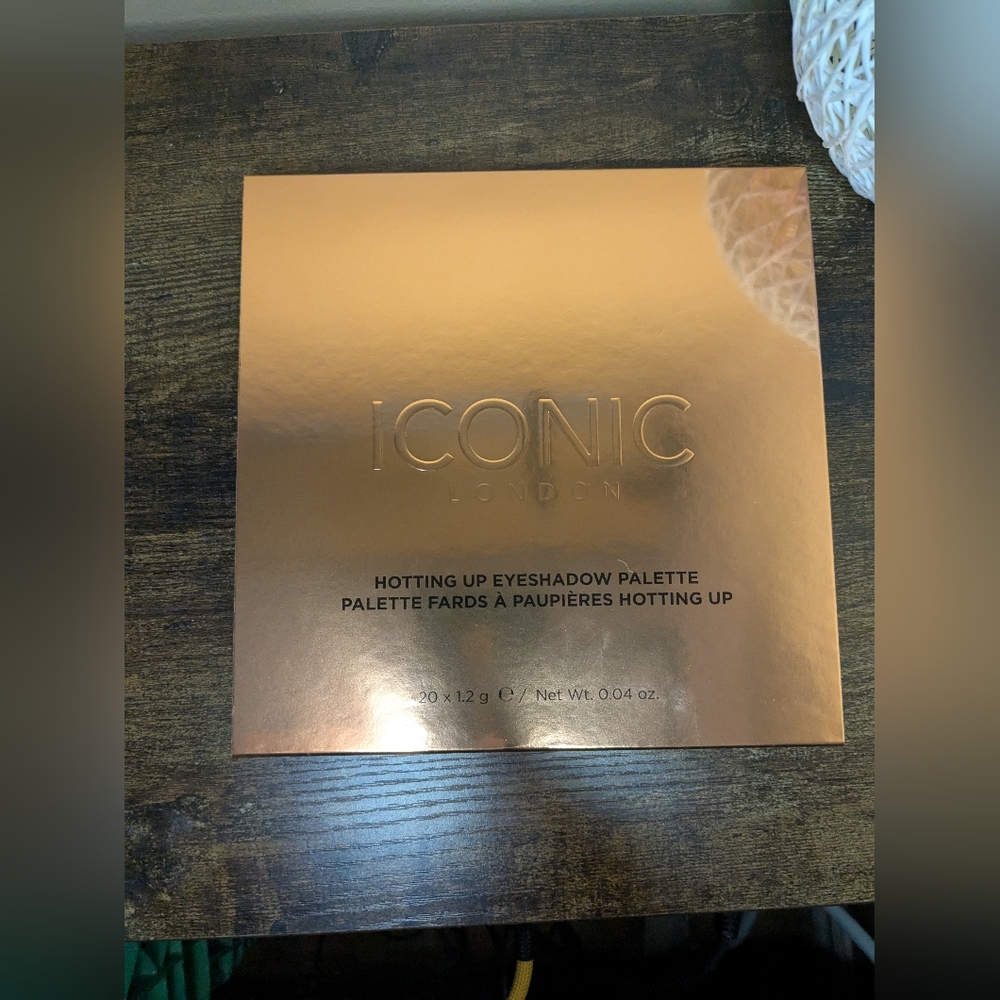 ICONIC LONDON Hotting Up Eyeshadow Palette - Picture 2 of 10